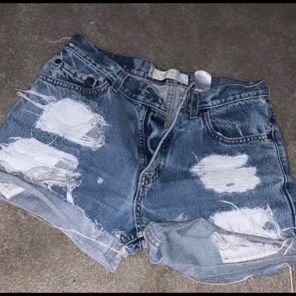 Distressed levi shorts - Picture 2 of 2